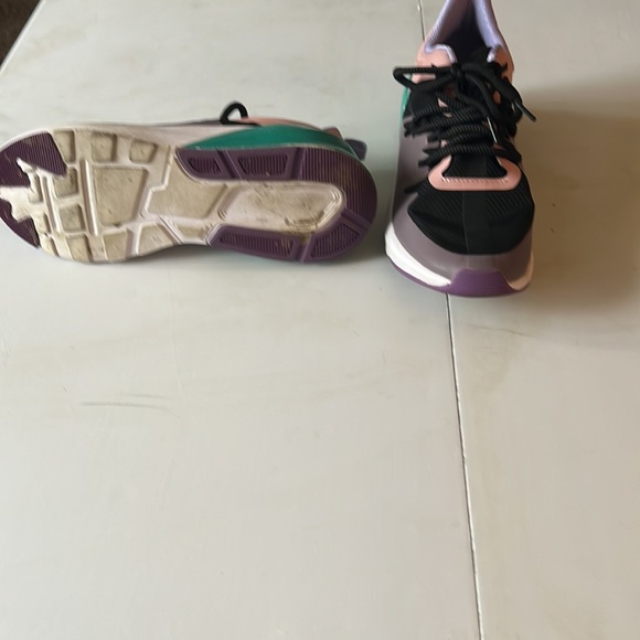 Women’s Fabletics, tennis shoes size 9 1/2 - Picture 4 of 4